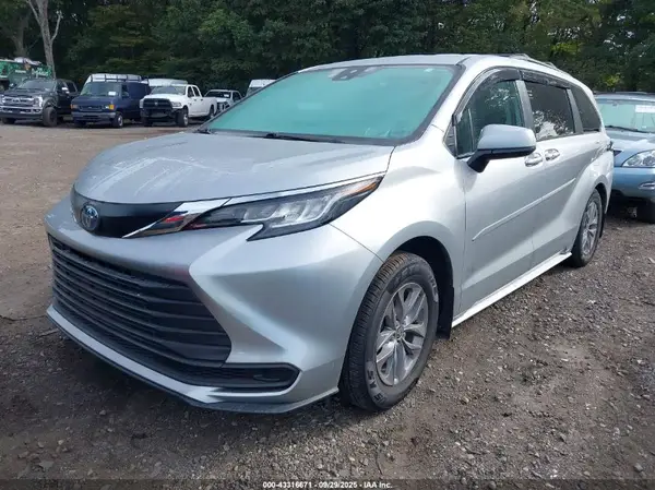 5TDKSKFC1NS069235 2022 TOYOTA SIENNA - Image 2