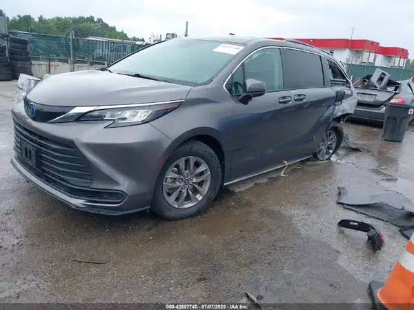 5TDKSKFC2NS069339 2022 TOYOTA SIENNA - Image 2