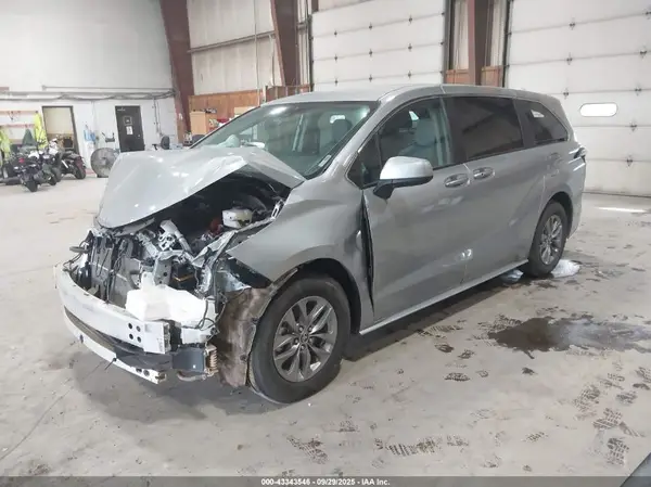 5TDKSKFC2RS130940 2024 TOYOTA SIENNA - Image 2