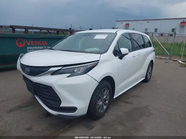 5TDKSKFC2SS166651 2025 TOYOTA SIENNA - Image 2