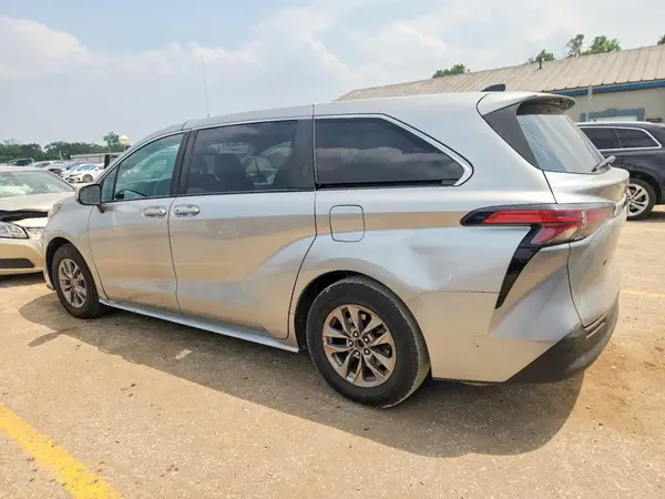 5TDKSKFC3NS062416 2022 TOYOTA SIENNA - Image 2