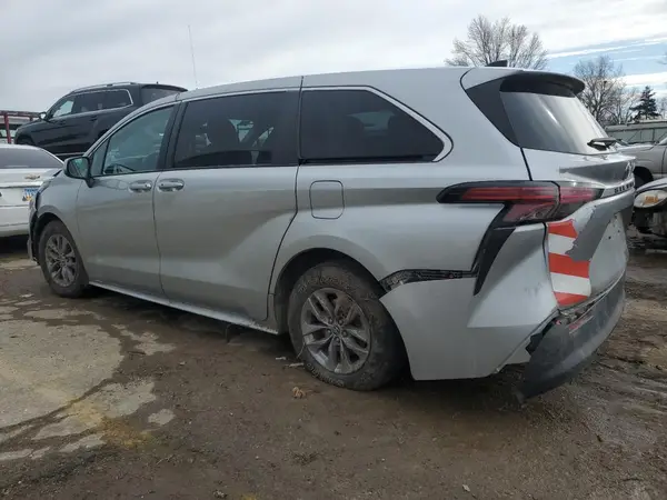 5TDKSKFC3NS062920 2022 TOYOTA SIENNA - Image 2