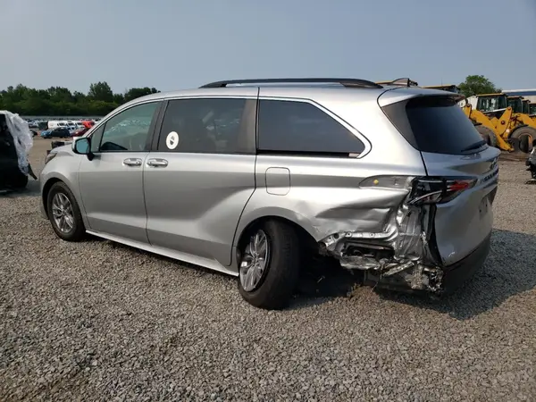 5TDKSKFC4NS043681 2022 TOYOTA SIENNA - Image 2