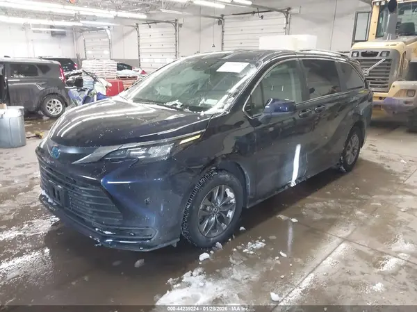5TDKSKFC4RS147402 2024 TOYOTA SIENNA - Image 2