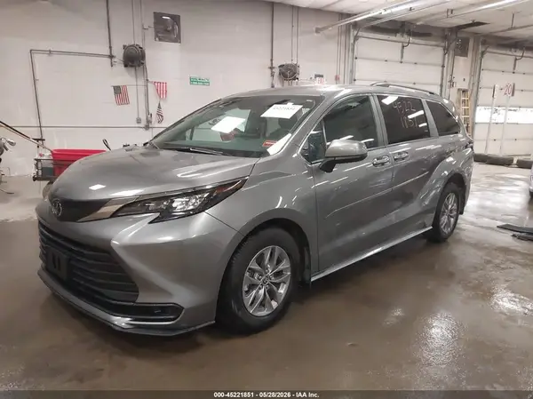 5TDKSKFC4TS251833 2026 TOYOTA SIENNA - Image 2