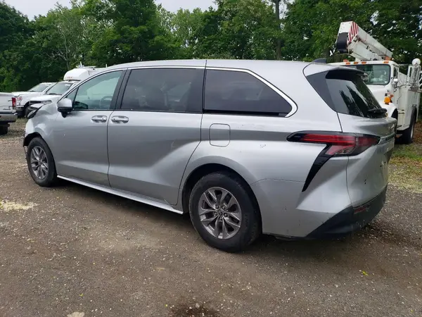 5TDKSKFC5NS062238 2022 TOYOTA SIENNA - Image 2
