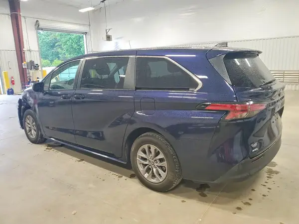 5TDKSKFC5NS062899 2022 TOYOTA SIENNA - Image 2