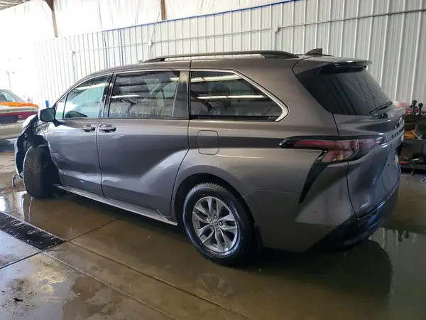 5TDKSKFC5RS109256 2024 TOYOTA SIENNA - Image 2