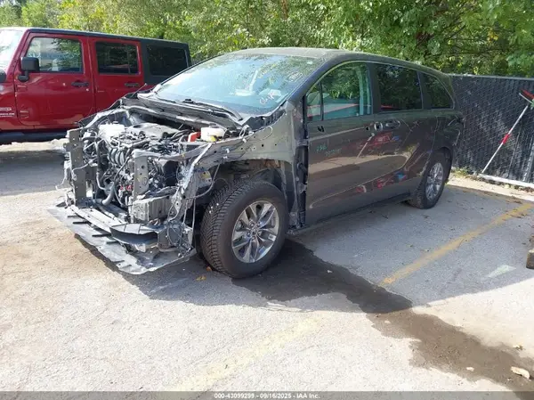 5TDKSKFC5RS135548 2024 TOYOTA SIENNA - Image 2