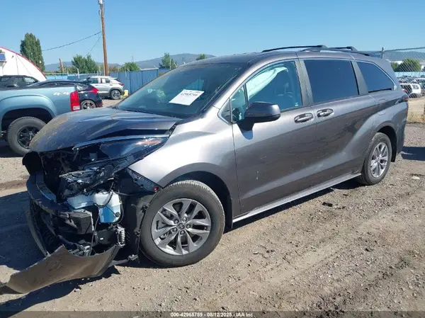 5TDKSKFC5RS138725 2024 TOYOTA SIENNA - Image 2