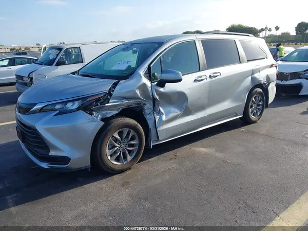 5TDKSKFC5RS139258 2024 TOYOTA SIENNA - Image 2