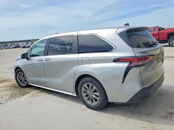 5TDKSKFC6NS062927 2022 TOYOTA SIENNA - Image 2