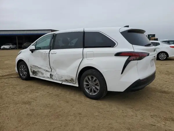 5TDKSKFC6NS070218 2022 TOYOTA SIENNA - Image 2