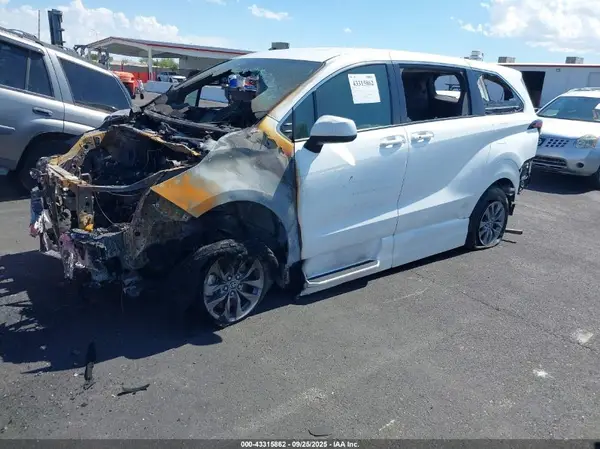 5TDKSKFC6NS071448 2022 TOYOTA SIENNA - Image 2