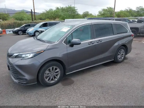 5TDKSKFC8NS070169 2022 TOYOTA SIENNA - Image 2