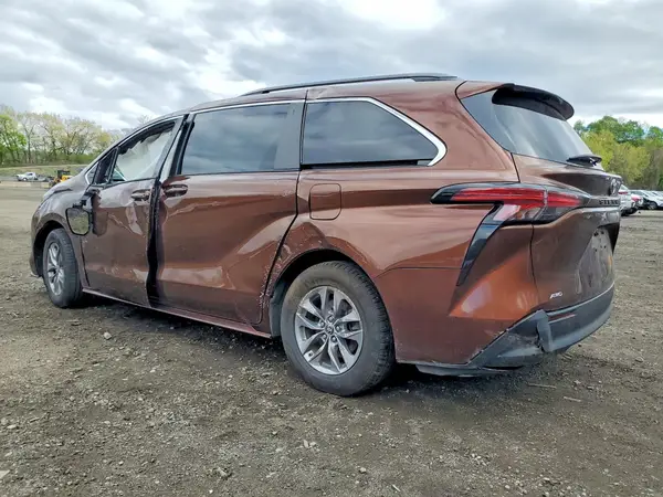 5TDKSKFC9NS072304 2022 TOYOTA SIENNA - Image 2