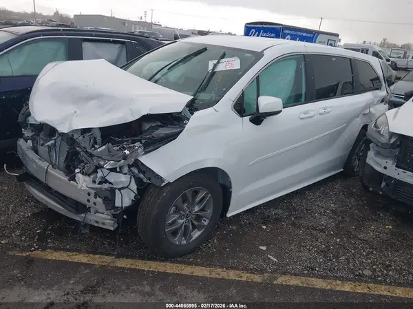 5TDKSKFC9SS176321 2025 TOYOTA SIENNA - Image 2
