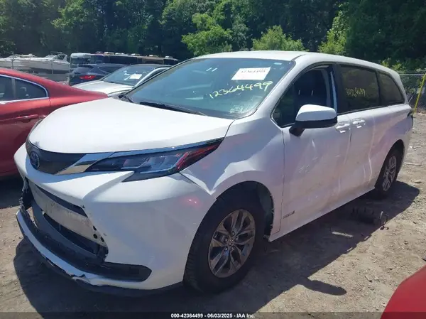 5TDKSKFCXMS005371 2021 TOYOTA SIENNA - Image 2