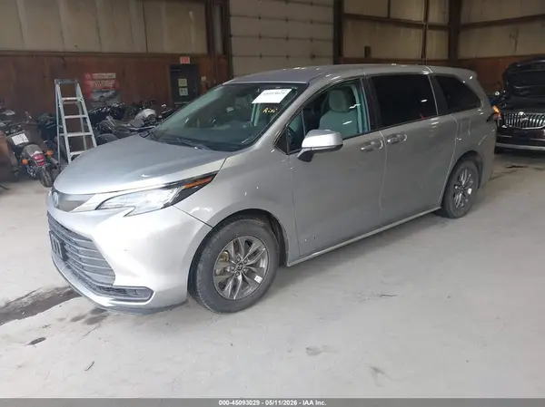 5TDKSKFCXMS035826 2021 TOYOTA SIENNA - Image 2