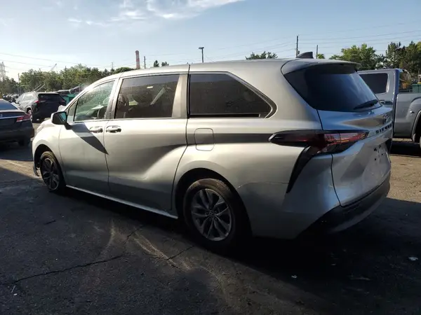 5TDKSKFCXNS042082 2022 TOYOTA SIENNA - Image 2