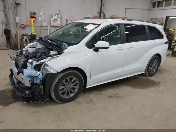 5TDKSKFCXRS110810 2024 TOYOTA SIENNA - Image 2