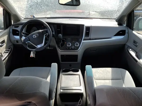 5TDKZ3DC0HS767876 2017 TOYOTA SIENNA - Image 8