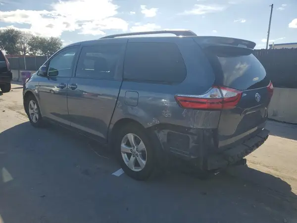 5TDKZ3DC0HS771457 2017 TOYOTA SIENNA - Image 2