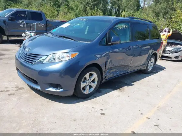 5TDKZ3DC0HS771524 2017 TOYOTA SIENNA - Image 2