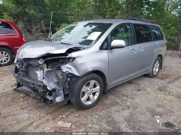 5TDKZ3DC0HS784452 2017 TOYOTA SIENNA - Image 2