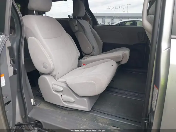 5TDKZ3DC0HS784452 2017 TOYOTA SIENNA - Image 8