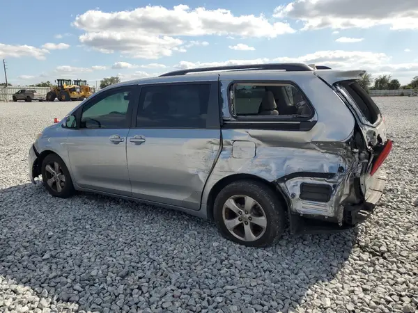 5TDKZ3DC0HS787559 2017 TOYOTA SIENNA - Image 2