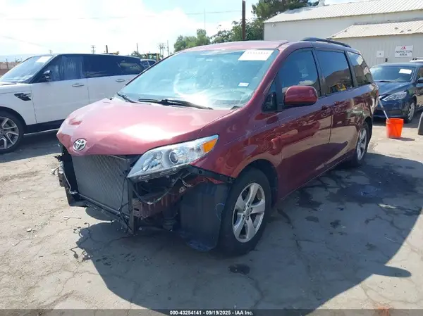 5TDKZ3DC0HS793815 2017 TOYOTA SIENNA - Image 2