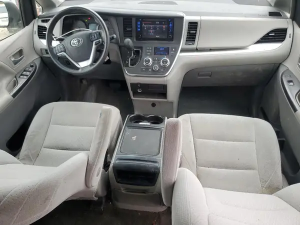 5TDKZ3DC0HS794673 2017 TOYOTA SIENNA - Image 8