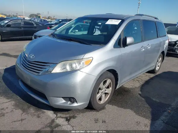 5TDKZ3DC0HS795922 2017 TOYOTA SIENNA - Image 2