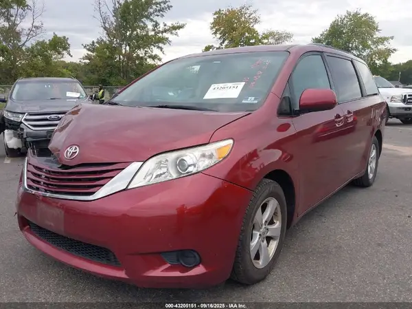 5TDKZ3DC0HS797041 2017 TOYOTA SIENNA - Image 2