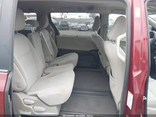 5TDKZ3DC0HS797041 2017 TOYOTA SIENNA - Image 8