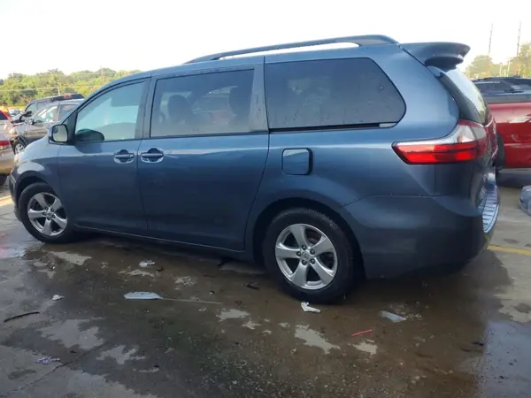 5TDKZ3DC0HS799792 2017 TOYOTA SIENNA - Image 2