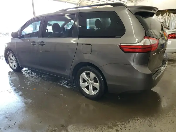 5TDKZ3DC0HS800472 2017 TOYOTA SIENNA - Image 2