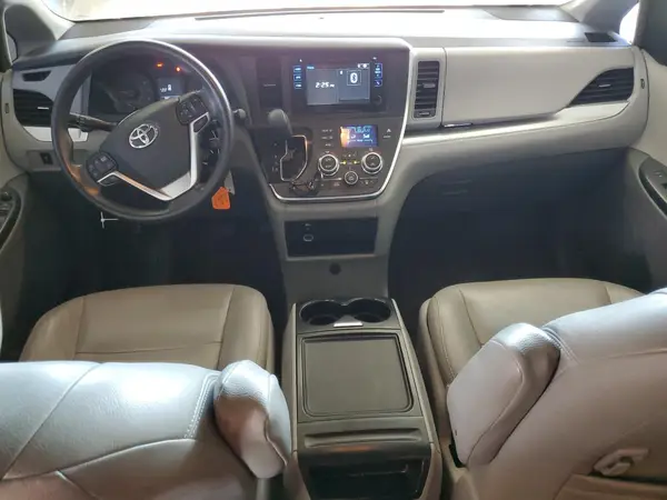 5TDKZ3DC0HS800472 2017 TOYOTA SIENNA - Image 8