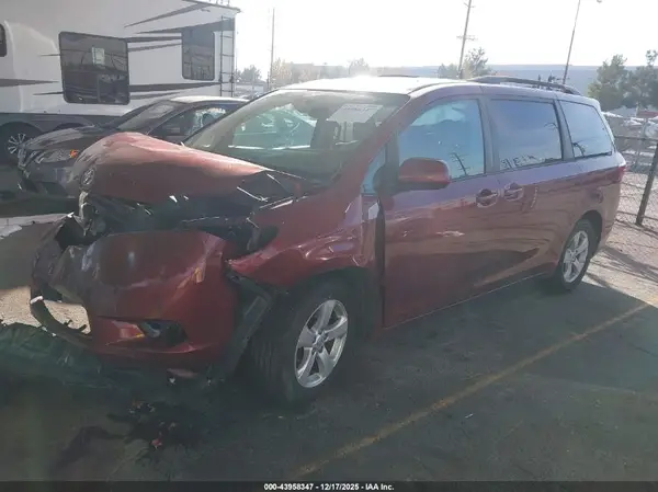 5TDKZ3DC0HS807762 2017 TOYOTA SIENNA - Image 2