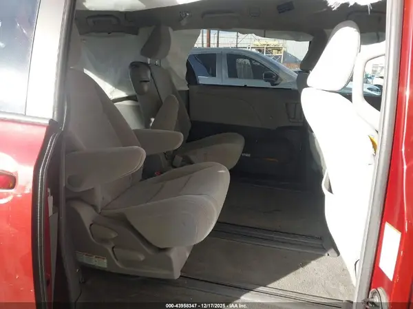 5TDKZ3DC0HS807762 2017 TOYOTA SIENNA - Image 8