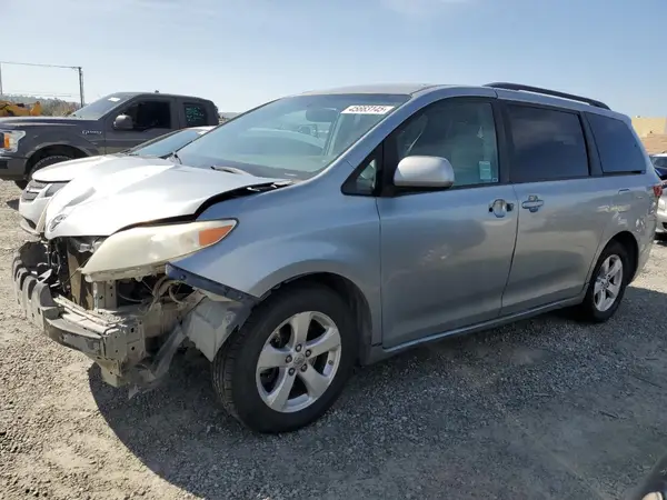 5TDKZ3DC0HS809589 2017 TOYOTA SIENNA - Image 1