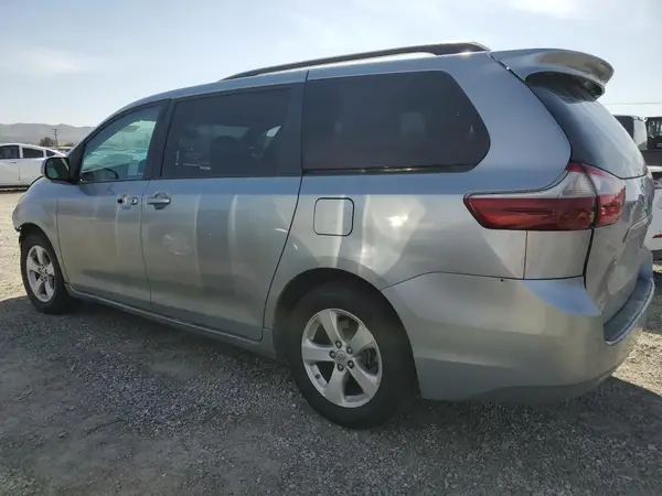 5TDKZ3DC0HS809589 2017 TOYOTA SIENNA - Image 2