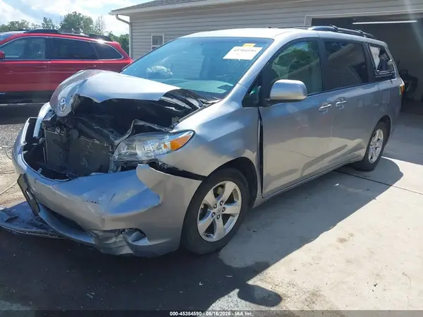 5TDKZ3DC0HS810404 2017 TOYOTA SIENNA - Image 2