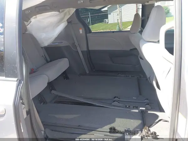 5TDKZ3DC0HS810404 2017 TOYOTA SIENNA - Image 8