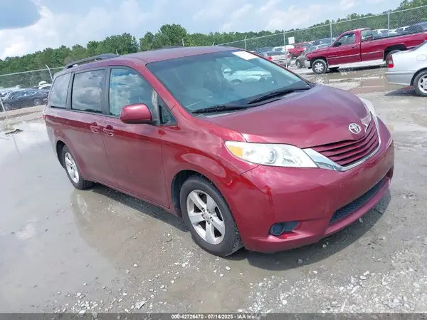 5TDKZ3DC0HS810922 2017 TOYOTA SIENNA - Image 1