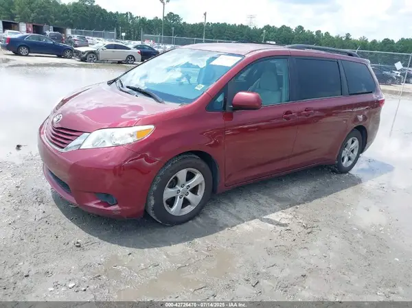 5TDKZ3DC0HS810922 2017 TOYOTA SIENNA - Image 2