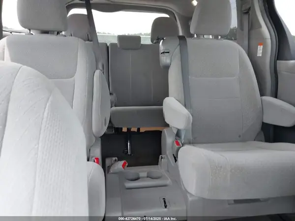 5TDKZ3DC0HS810922 2017 TOYOTA SIENNA - Image 8