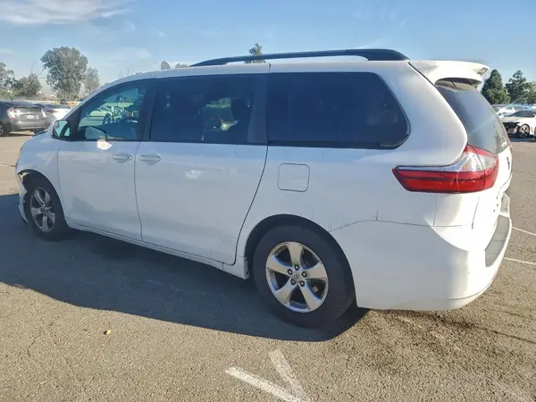 5TDKZ3DC0HS812783 2017 TOYOTA SIENNA - Image 2