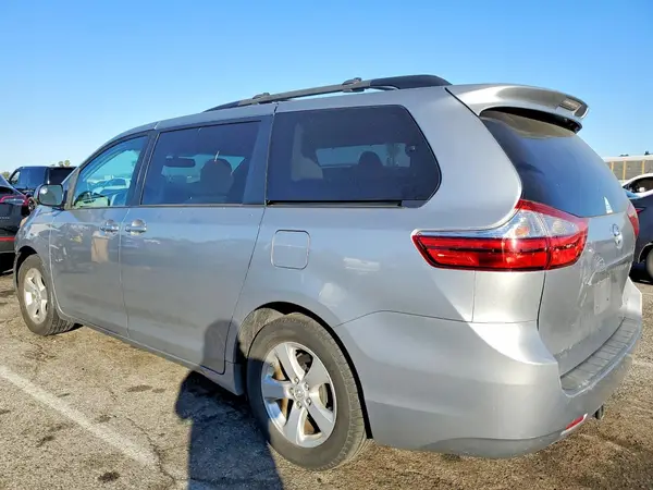 5TDKZ3DC0HS814050 2017 TOYOTA SIENNA - Image 2